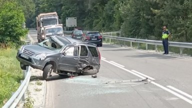 Около 14 00 часа днес на пътя между Места и Добринище