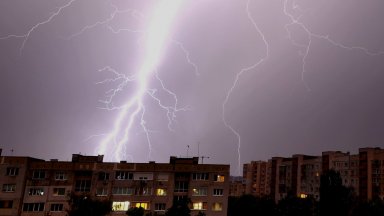 Гръмотевични бури и градушки удрят 20 области в страната