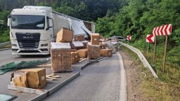 Затвориха Прохода на Републиката, след като товар на камион се изсипа върху джип (снимки)