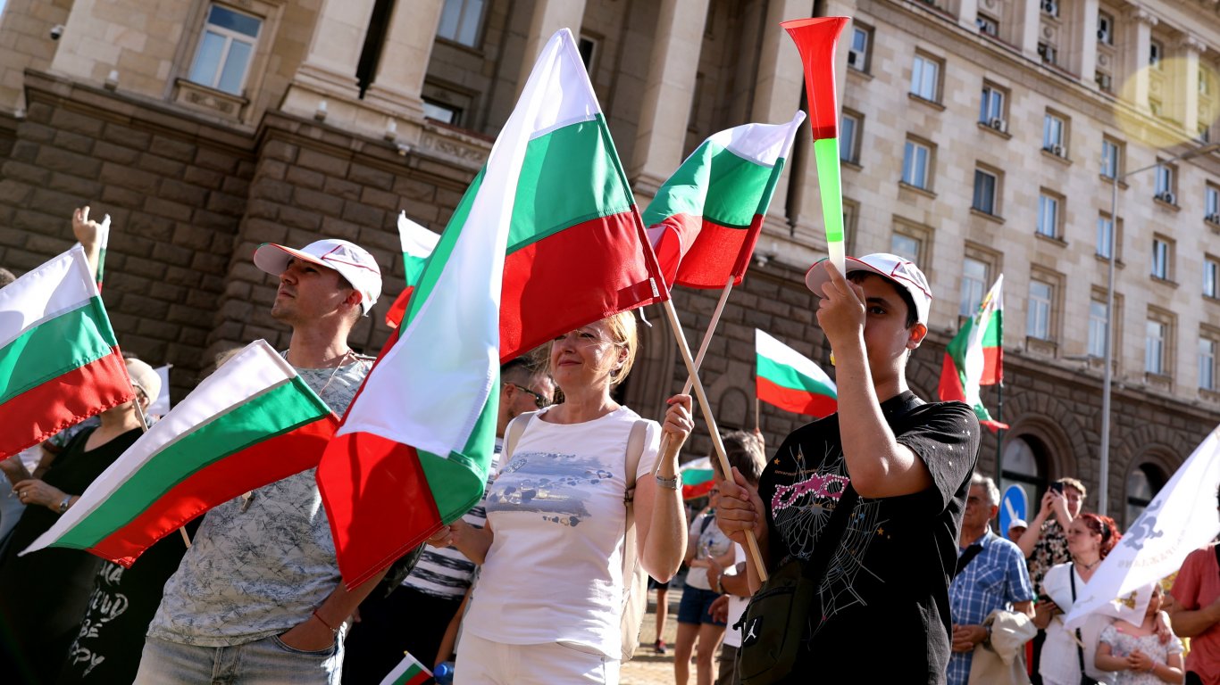 Протестиращите поеха на шествие по бул. "Дондуков"