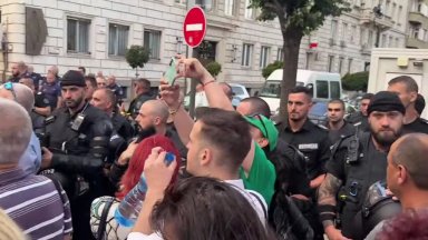 Протестът се премести пред Столична община, скандира "оставка" заради украинското знаме 