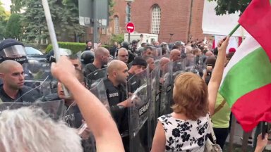 Напрежение пред Столична община, жандармерия не допуска протестиращите да доближат сградата