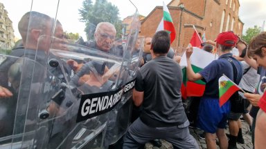Напрежение пред Столична община, протестиращи влязоха в сблъсък с жандармерията, гориха знаме на ЕС