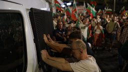 Сблъсък с полицията пред Столична община, има обгазени, гориха знаме на ЕС (снимки/видео)