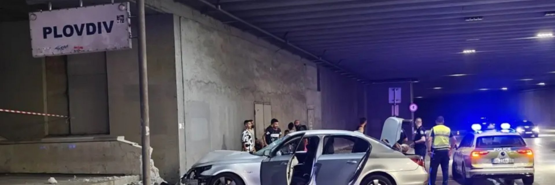 Кола връхлетя върху трима пешеходци на тротоара на спирка в Пловдив (видео/снимки)