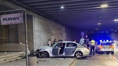 Кола връхлетя върху трима пешеходци на тротоара на спирка в Пловдив (видео/снимки)