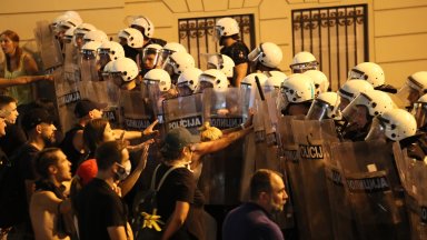 Сблъсъци сълзотворен газ полицейски палки и арести белязаха големия студентски