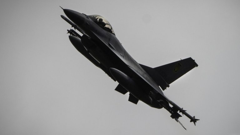 Украински F-16 се разби след схватка с руски дронове и ракети, пилотът загина