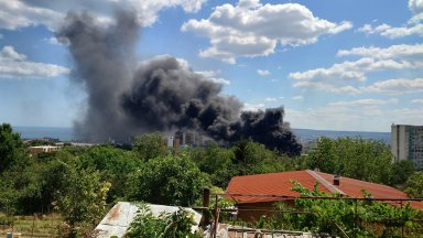 Огромен пожар пламна в строителна борса до Техническия университет във Варна (видео)