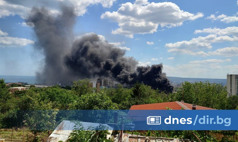 Огромен пожар е избухнал в района на Техническия университет във