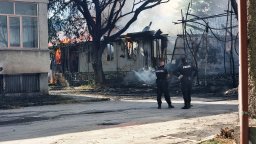 Локализираха пожара в двора на ТУ във Варна, преподаватели се включиха в гасенето (снимки)