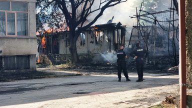 Локализираха пожара в двора на ТУ във Варна, преподаватели се включиха в гасенето (снимки)