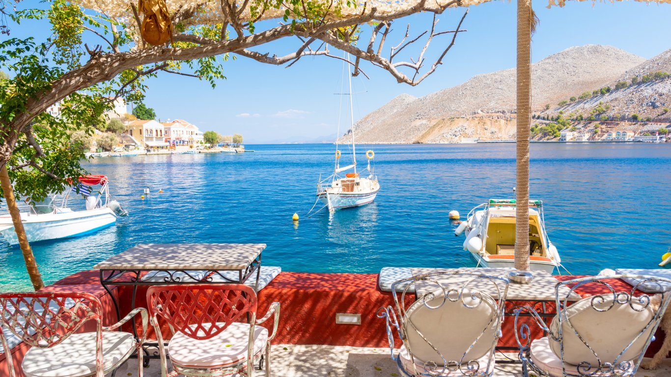 Скъпо и излишно: Туристите в Гърция все по-рядко посещават ресторанти, купуват храна от супермаркетите