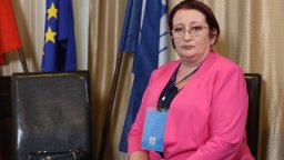 Глобиха с 5000 лв. шефката на Агенцията за българите в чужбина, наела сестра си за 250 лева