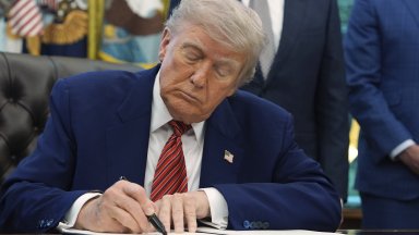 Американският президент Доналд Тръмп подписа вчера меморандум ожесточаващ политиката на