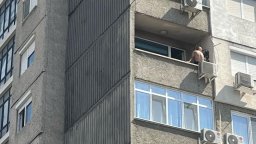 Спецчасти спасиха млад мъж, заплашващ да скочи от 6-ия етаж в Стара Загора
