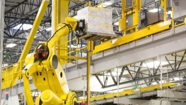 Amazon "назначи" на работа милионния си робот