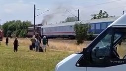 Локомотивът на бързия влак от Варна към София пламна в Старозагорско (видео)