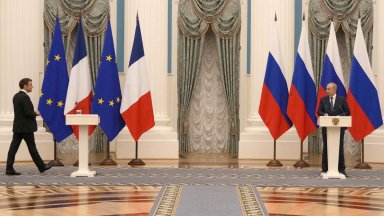 Руският президент Владимир Путин проведе двучасов телефонен разговор с френския