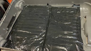 Общо 1 6 кг кокаин задържаха в двойно дъно на куфар