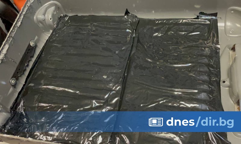 Общо 1,6 кг кокаин задържаха в двойно дъно на куфар