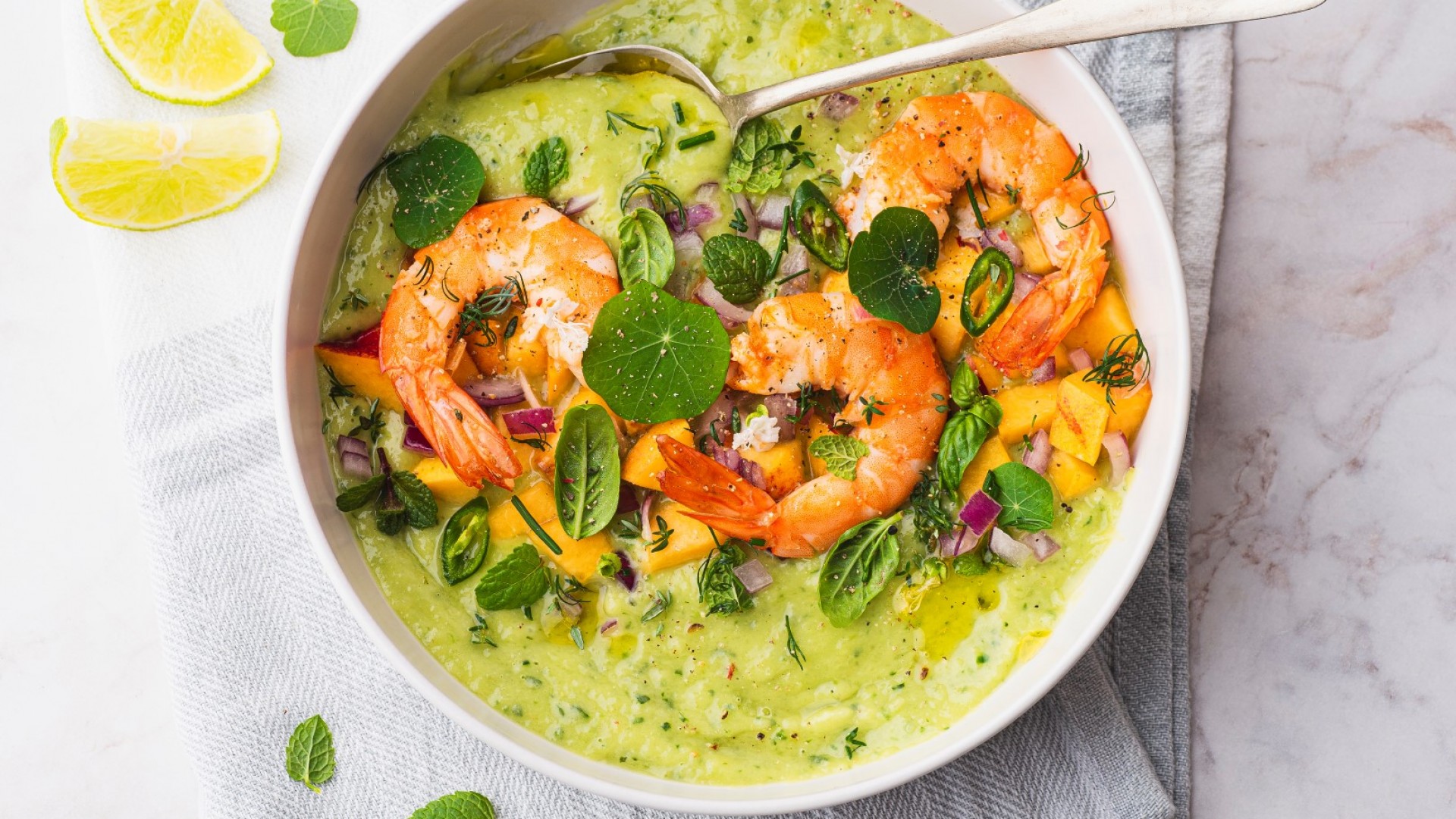 За ценители: Гаспачо с авокадо и скариди