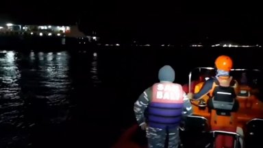 Най малко четирима са загиналите след като ферибот с 65 души