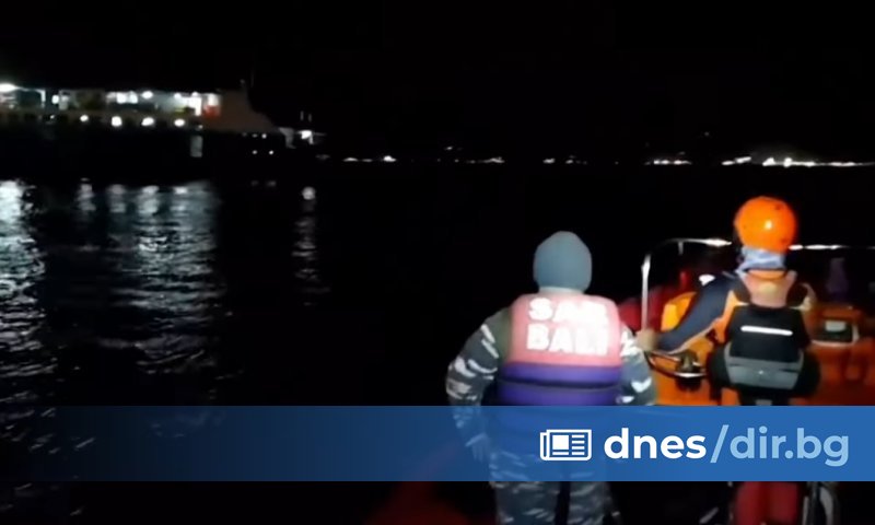 Най-малко четирима са загиналите, след като ферибот с 65 души