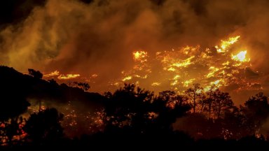 Пожари се разразиха в Гърция и на остров Крит предаде