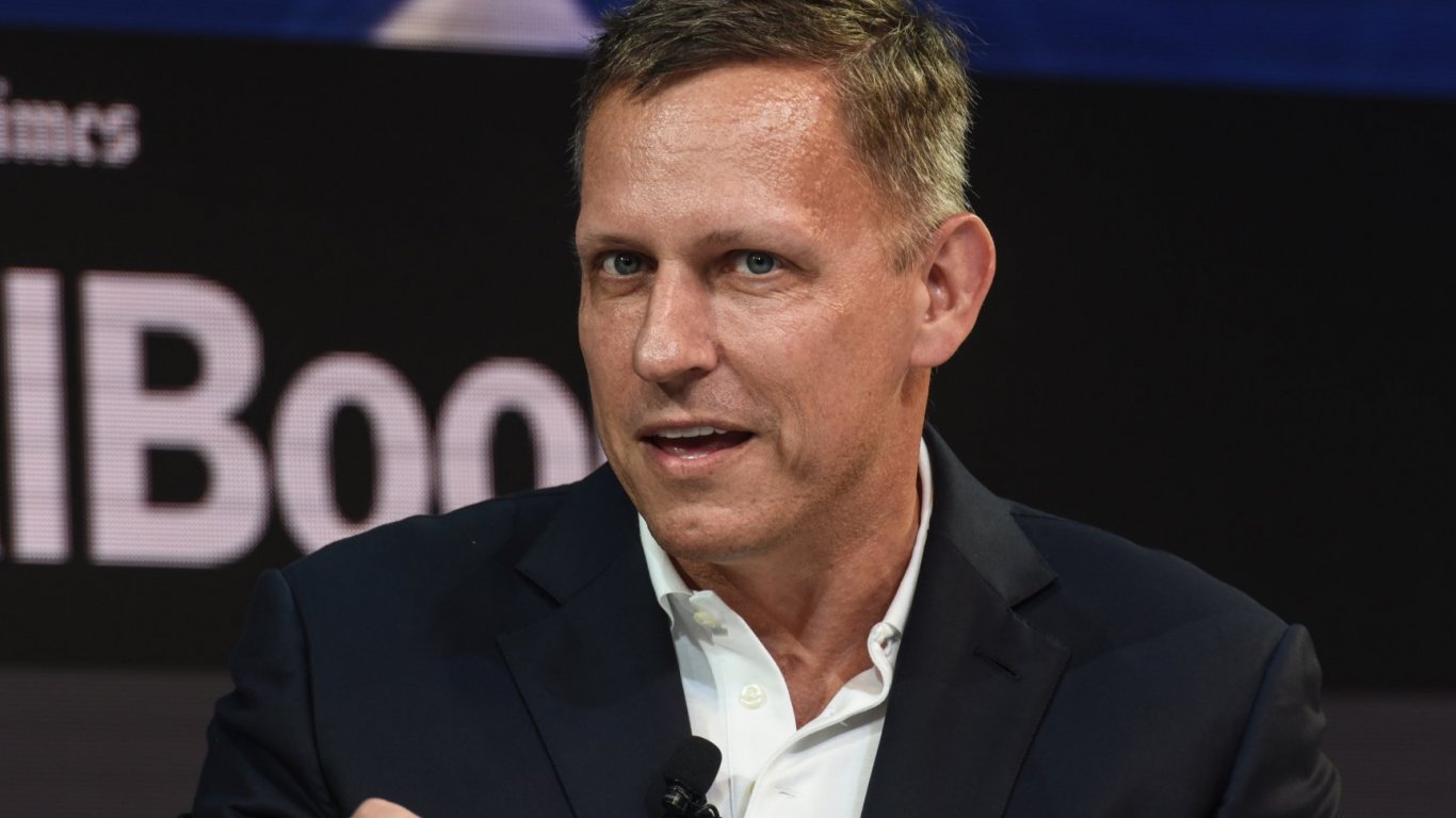 Palantir за първи път надхвърля 1 милиард долара приходи