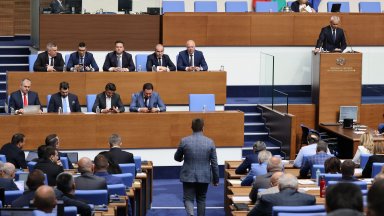 Дебатите по вота: ДПС на Доган няма да гласува, Киселова наказа 3-ма депутати със забележка