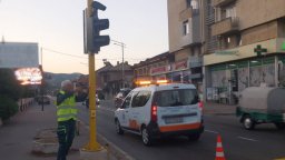 Поставиха светофар в Кресна за отпушване на тапата по пътя за Гърция (снимки)