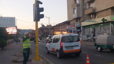 Монтиран е светофарът на главния път в Кресна с който ще