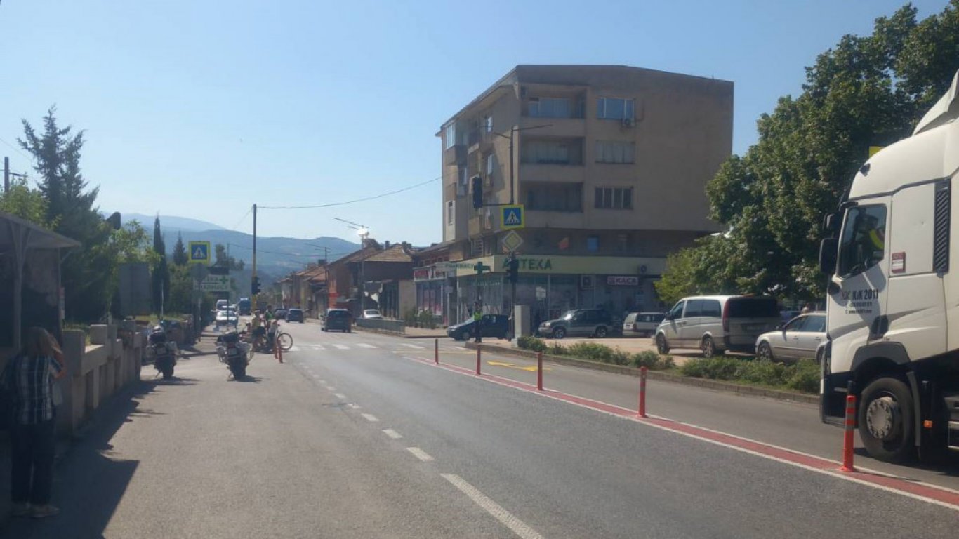 Временна организация на движението в Кресна: АПИ възстановява разделителни елементи