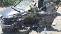 Камион се преобърна след удар с кола край Приморско, баща и двете му деца са пострадали (снимки)