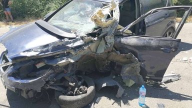 Камион се преобърна след удар с кола край Приморско, баща и двете му деца са пострадали (снимки)