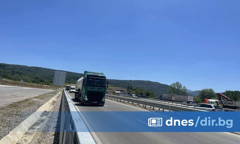 Малко след 14 ч. днес пуснаха движението по пътя. Това