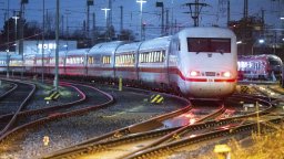 Мъж нападна четирима с брадва във влак с 500 пътници в Бавария