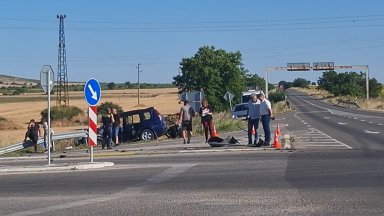 Седем младежи пострадаха при между два автомобила по пътя между