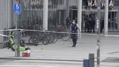 Четирима души бяха намушкани при атака с нож край търговски