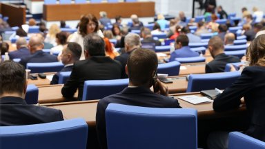 Депутатите гласуват третия вот на недоверие към кабинета "Желязков" в 13:10 часа