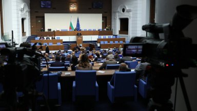 Председателят на парламента Наталия Киселова наложи наказание порицание на народния