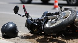 Моторист без каска загина след удар в бетонна стена в Благоевград