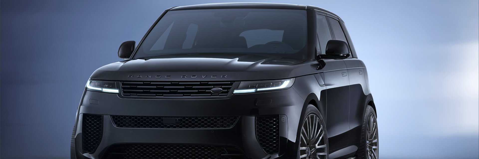 Range Rover Sport SV Black сякаш е потопен в черно