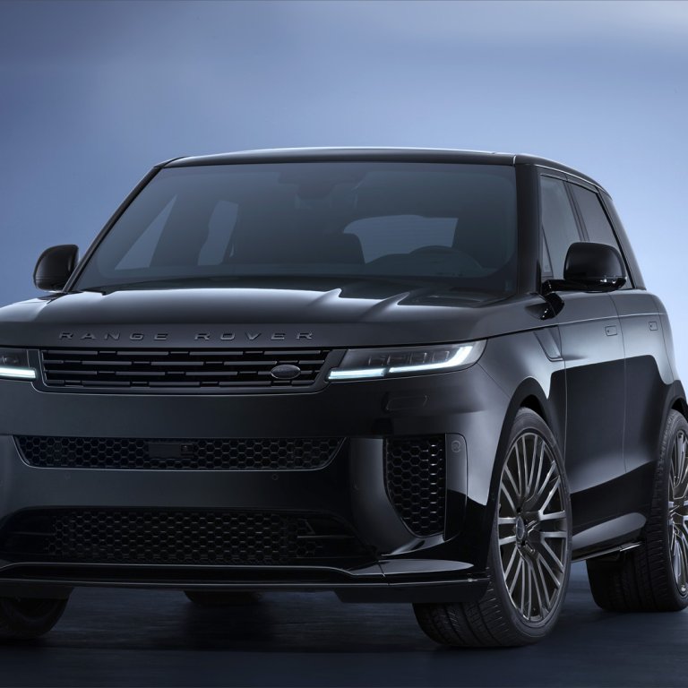 Range Rover Sport SV Black сякаш е потопен в черно
