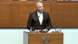 Премиерът: Без паническа обмяна и носене на много пари в брой, защото бандитите не спят