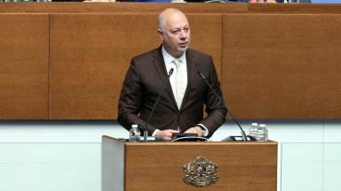 Премиерът: Без паническа обмяна и носене на много пари в брой, защото бандитите не спят