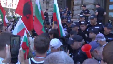 Протестиращи срещу еврото окупираха входа на Народното събрание (снимки)