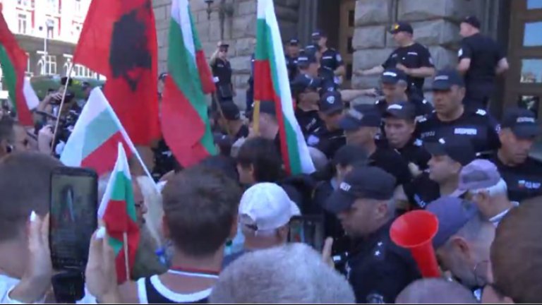 Протестиращи срещу еврото окупираха входа на Народното събрание (снимки)