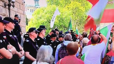 Протестиращи срещу еврото окупираха входа на Народното събрание (снимки)